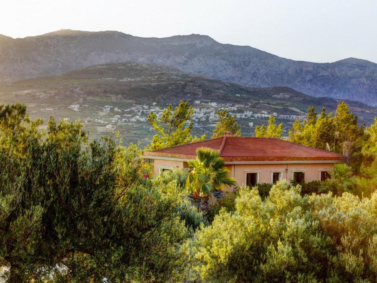 Villa Sprawling Vlilla In Malades Agios Sillas Habitación foto