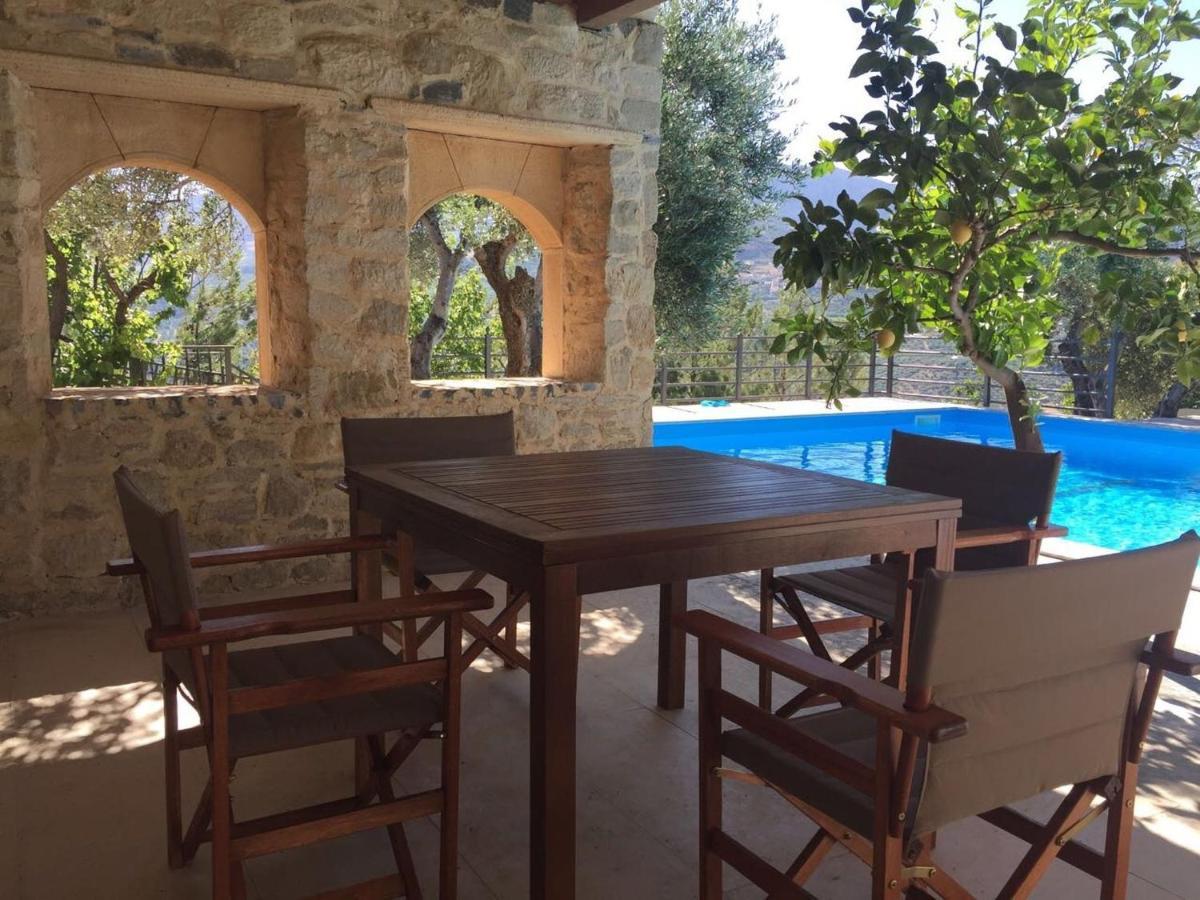 Villa Sprawling Vlilla In Malades Agios Sillas Habitación foto